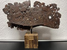 Sculpture en métal oxydé montée sur socle