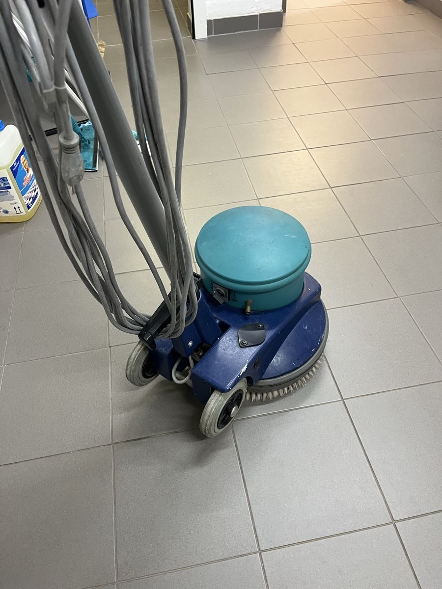Wetrok Tutte le macchine: Wetrok Bodenmaschine – Usato da Neerach venduto da fuz_8d7l 5