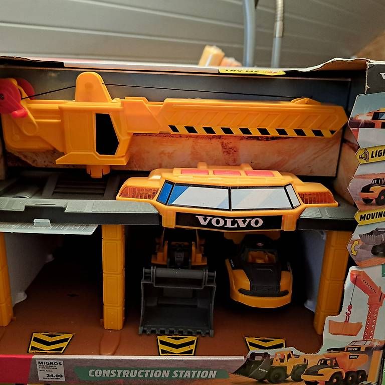 Giocattoli: Simba Volvo Baustation mit Arbeitsfahrzeugen – Nuovo e nell'imballaggio originale da Hägendorf venduto da PRvR 1
