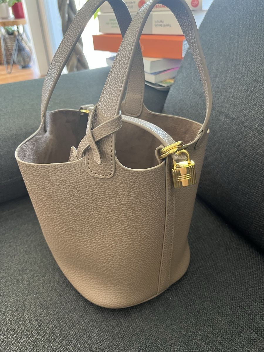 Taschen für Damen: Taupe Soft Bucket Bag with Lock – Neu (gemäss Beschreibung) aus Oberarth von pau_h8rf