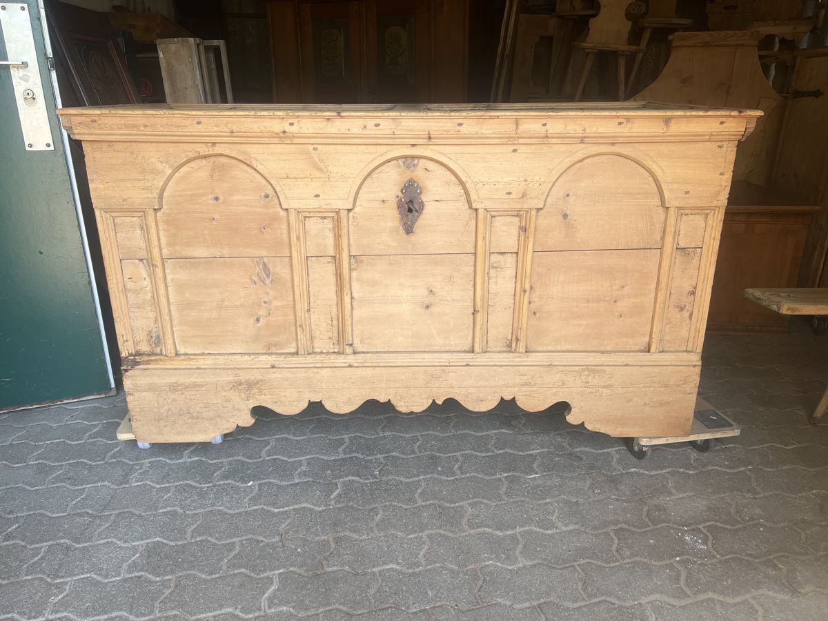 Cassapanche: Arventruhe Graubünden – Usato da Gossau SG venduto da Keller-Antiques