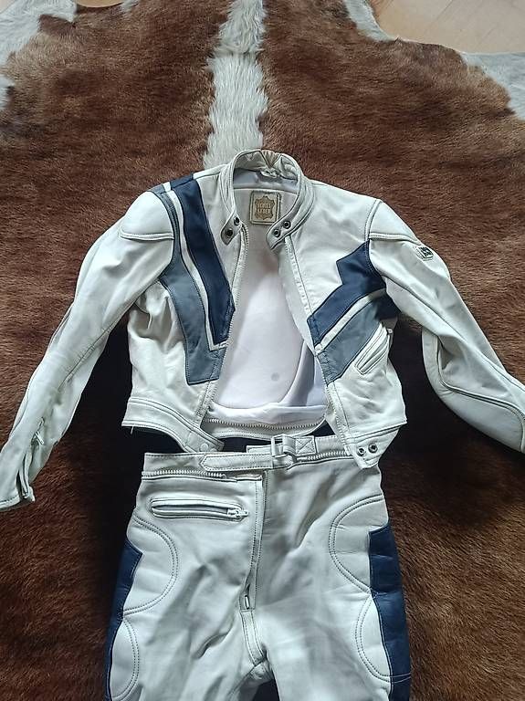 Lotti di vestiti: Motorrad Töff Kombi echtes Leder Gr. 42 – Usato da Ausserbinn venduto da for_nt6m