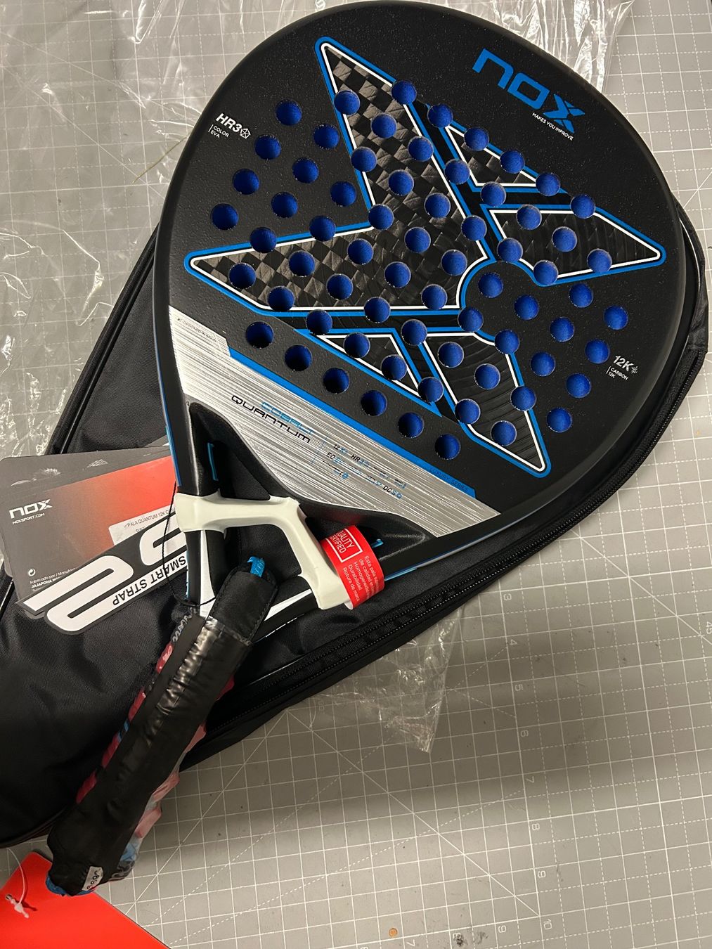 Racchette: NOX Quantum 12K Cobalt - neues Padelracket! – Nuovo e nell'imballaggio originale da Winterthur venduto da PalarPinoPadel