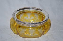 Böhmische geätzte gelbe Überfangglasschale mit Silberrand.