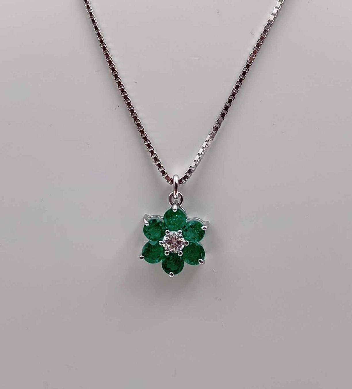 Ketten: WEISSGOLDCOLLIER MIT BLUMIGEN SMARAGD DIAMANTANHÄNGER – Gebraucht aus Luzern von EdiGem