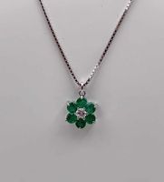 WEISSGOLDCOLLIER MIT BLUMIGEN SMARAGD DIAMANTANHÄNGER