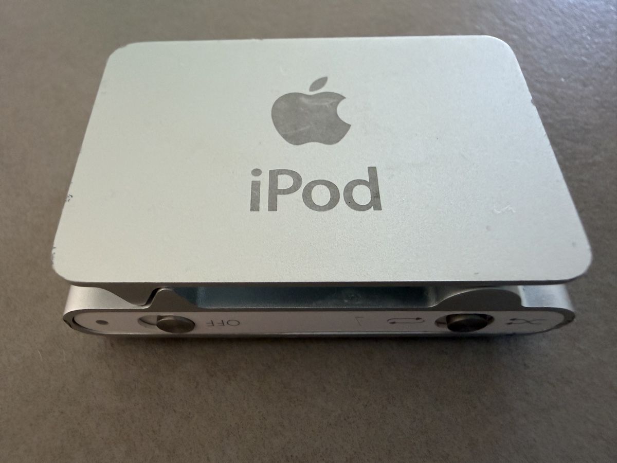 Apple Lettore multimediale portatile: Apple iPod Shuffle 2. Generation Silber mit Ladekabel & Dock – Difettoso da Adliswil venduto da Stardust11 3