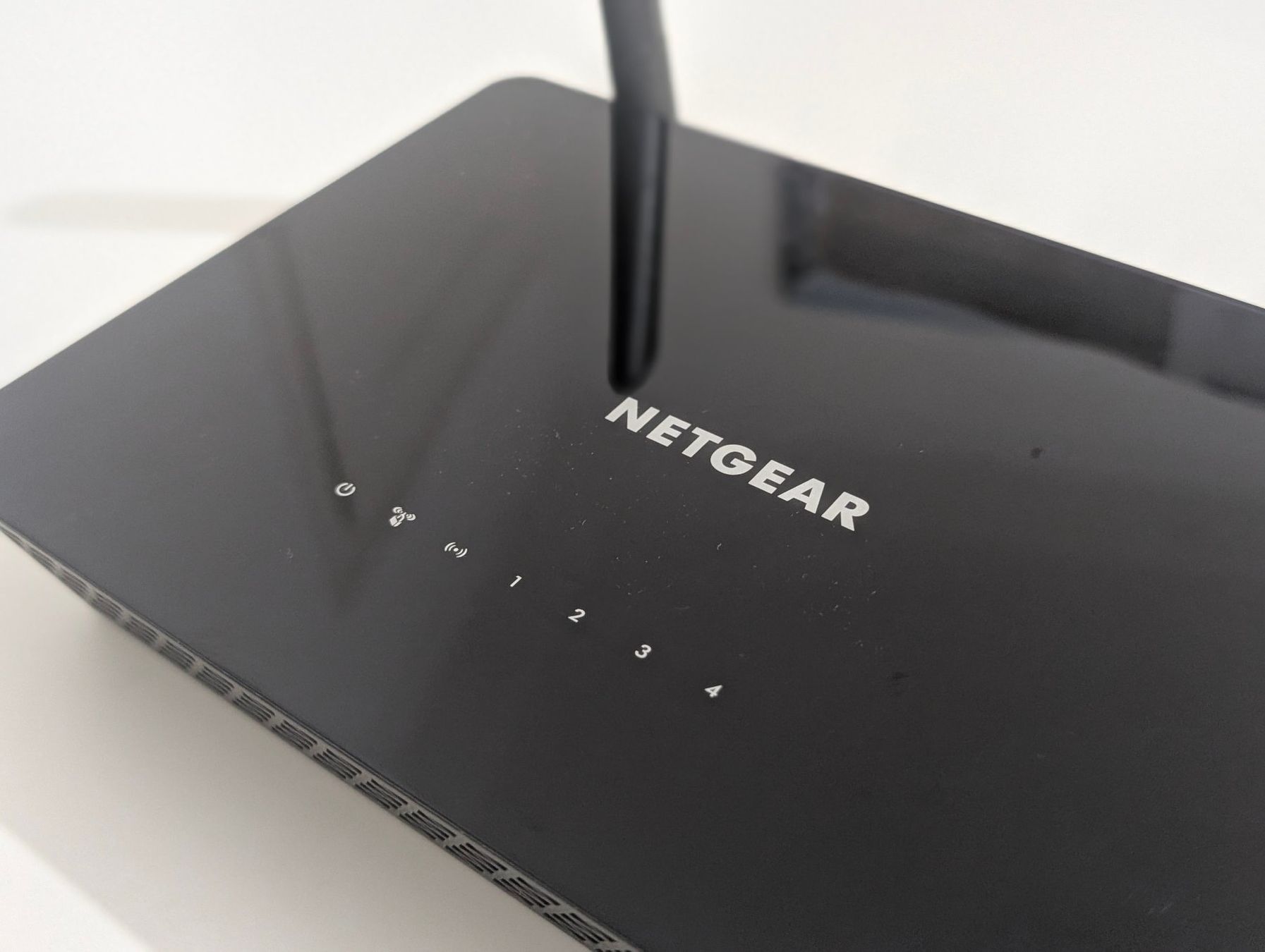 Netgear Modem & Router: Netgear WAC104 Network Switch Access Point WLAN – Usato da Genève venduto da ssc263 1