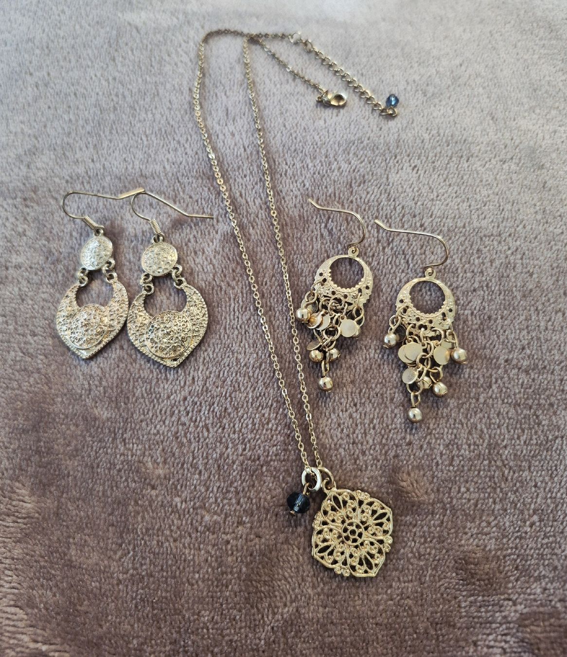 Altri gioielli: Modeschmuck Set: Ohrringe und Halskette, goldfarben – Usato da La Neuveville venduto da Vestiaire_2011 1