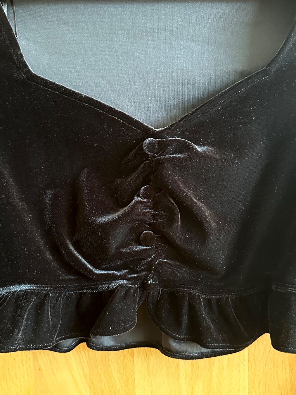 Zara Top: Schwarzes Samt Crop Top mit Schnürung – Usato da Schlieren venduto da car_2bwb 2