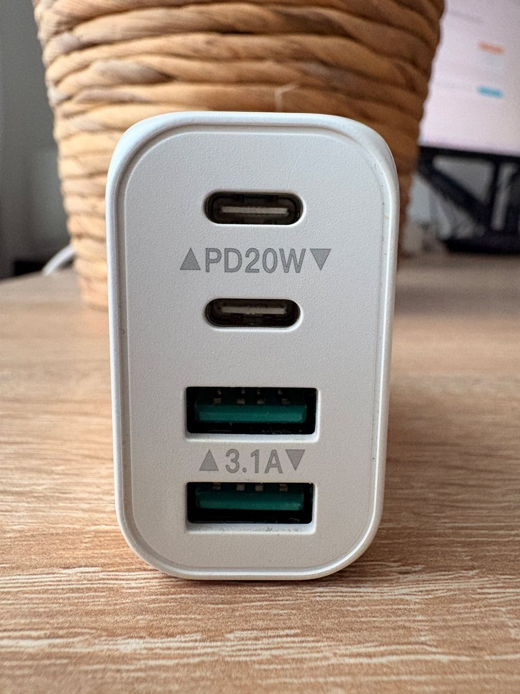 Caricabatterie: Schnell Ladegerät 2xUSB-A und 2xUSB-C QC3 – Nuovo e nell'imballaggio originale da Adlikon b.Regensdf venduto da Cappo 2