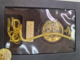 Taschenuhr in Holzoptik mit goldfarbenem Ziffernring