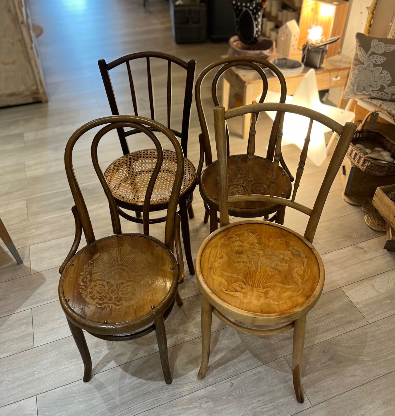 Thonet Sedie: Lot de 4 chaises anciennes – Usato da Rue venduto da Stephanie0107