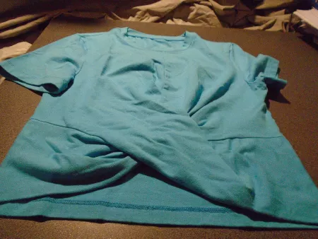 T-Shirt ca. Grösse S, hellblau/schräg, kurz
