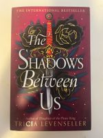 Buch: The Shadows between Us, Tricia Levenseller (Englisch)