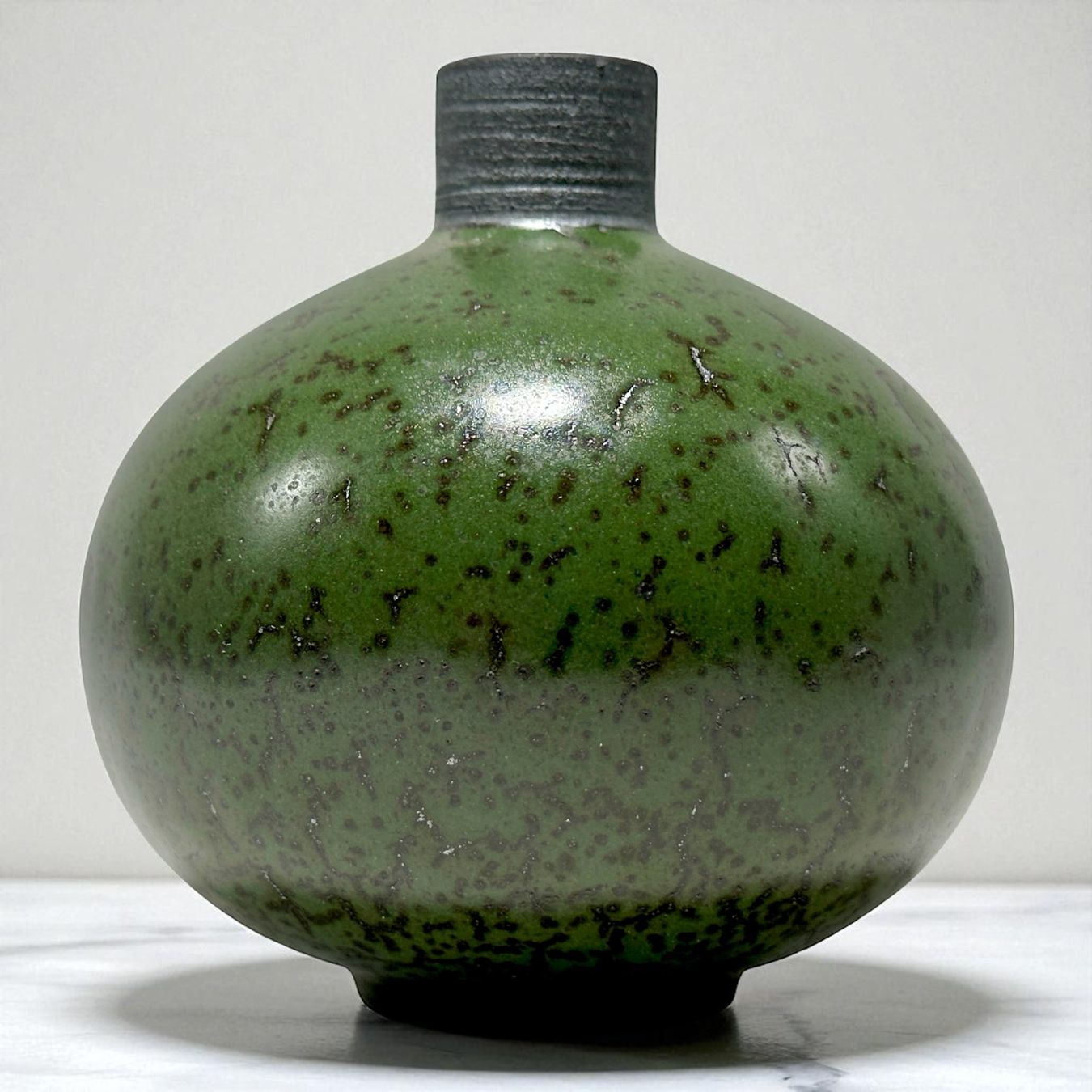 Vasen & Gefässe: Anouk Bally à Thierrens - Vase céramique émaillée vert olive – Gebraucht aus Morges von Auct