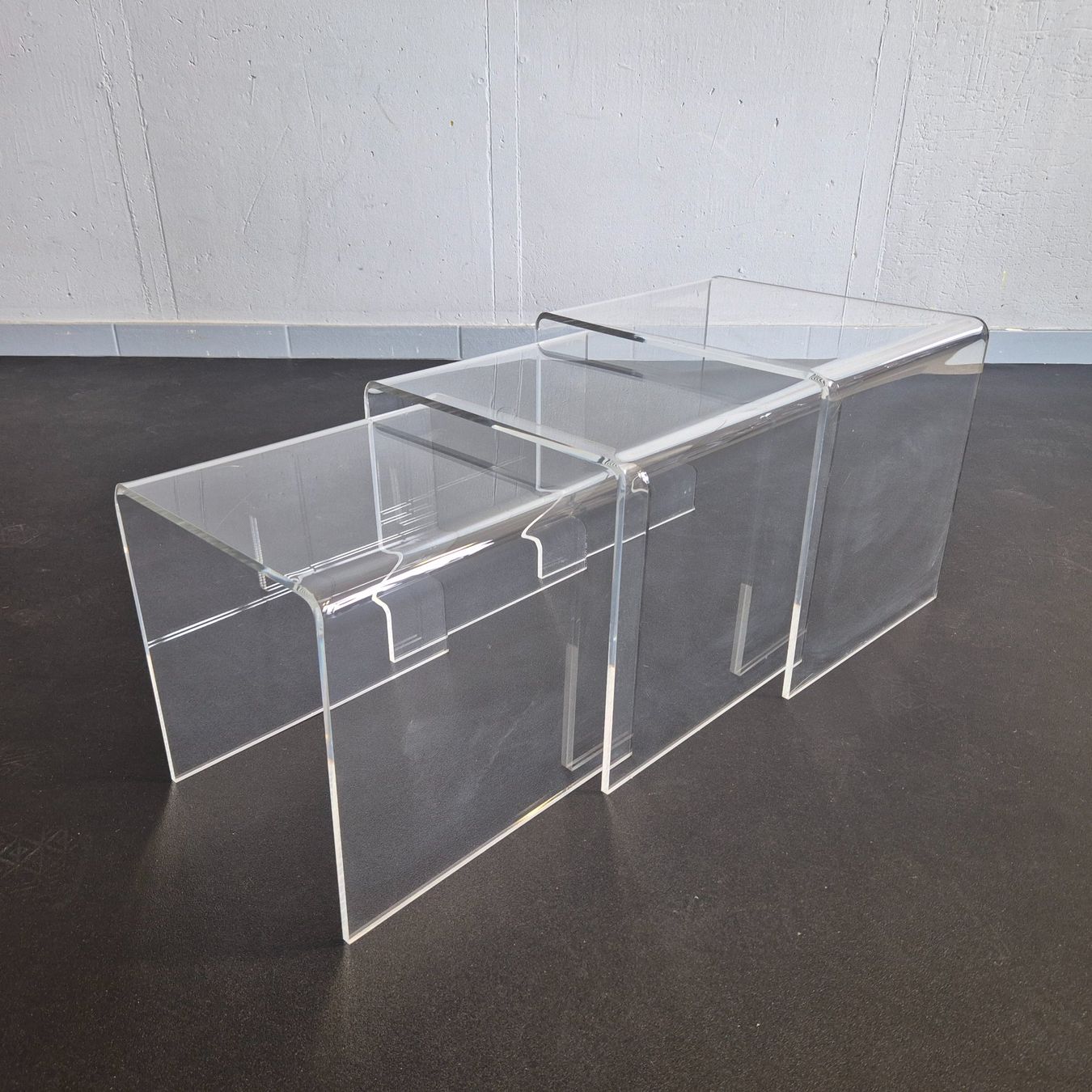 Tische: 3er Set 1980 Plexiglas Acryl Coffee-Table Beistelltisch – Gebraucht aus Nottwil von Wondewa-Shop 3