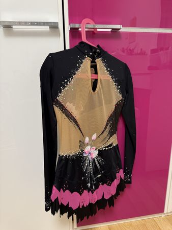 BLESK Eiskunstlaufkleid mit Strass und Blüten, Schwarz-Pink
