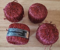 Lot de 4 pelotes de fil rouge brillant  ✨