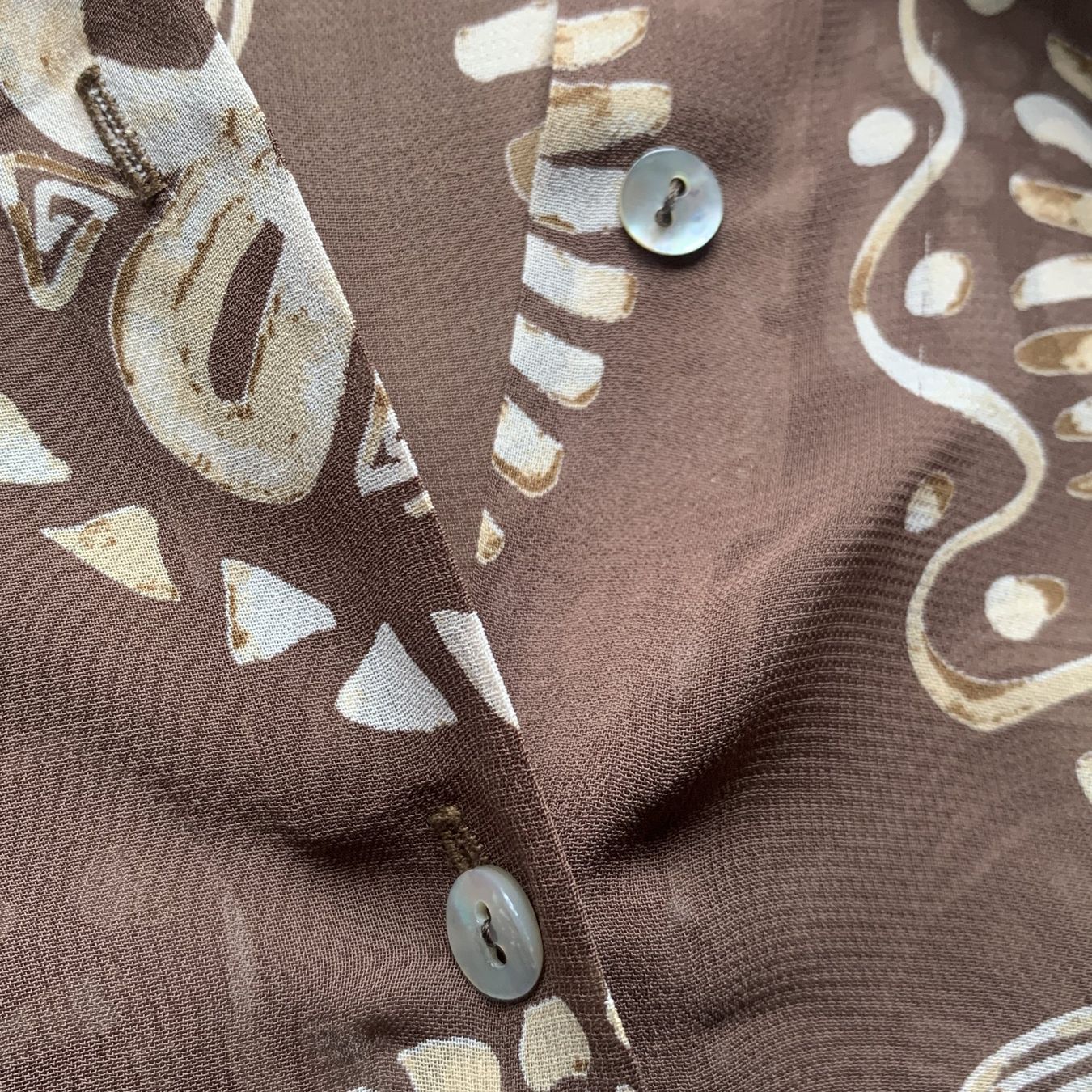 Gérard Darel Camicette: Vintage-Bluse von Gerard Darel mit braunem Muster – Usato da Chalais venduto da Decoarts.art 6