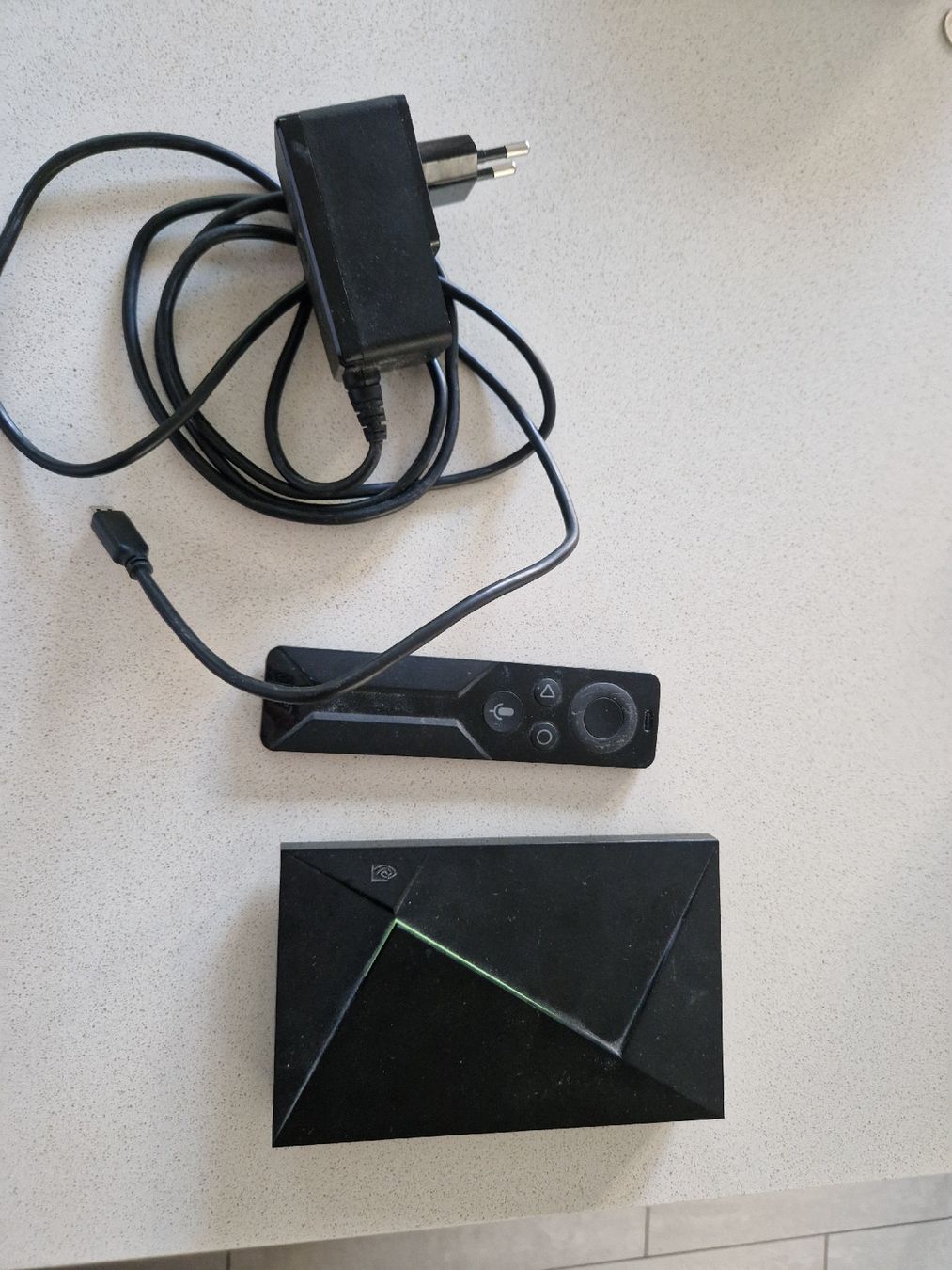 Nvidia Sistemi audio & multimediali: Lecteur multimédia NVIDIA Shield TV avec télécommande – Usato da Avenches venduto da Tuxmania