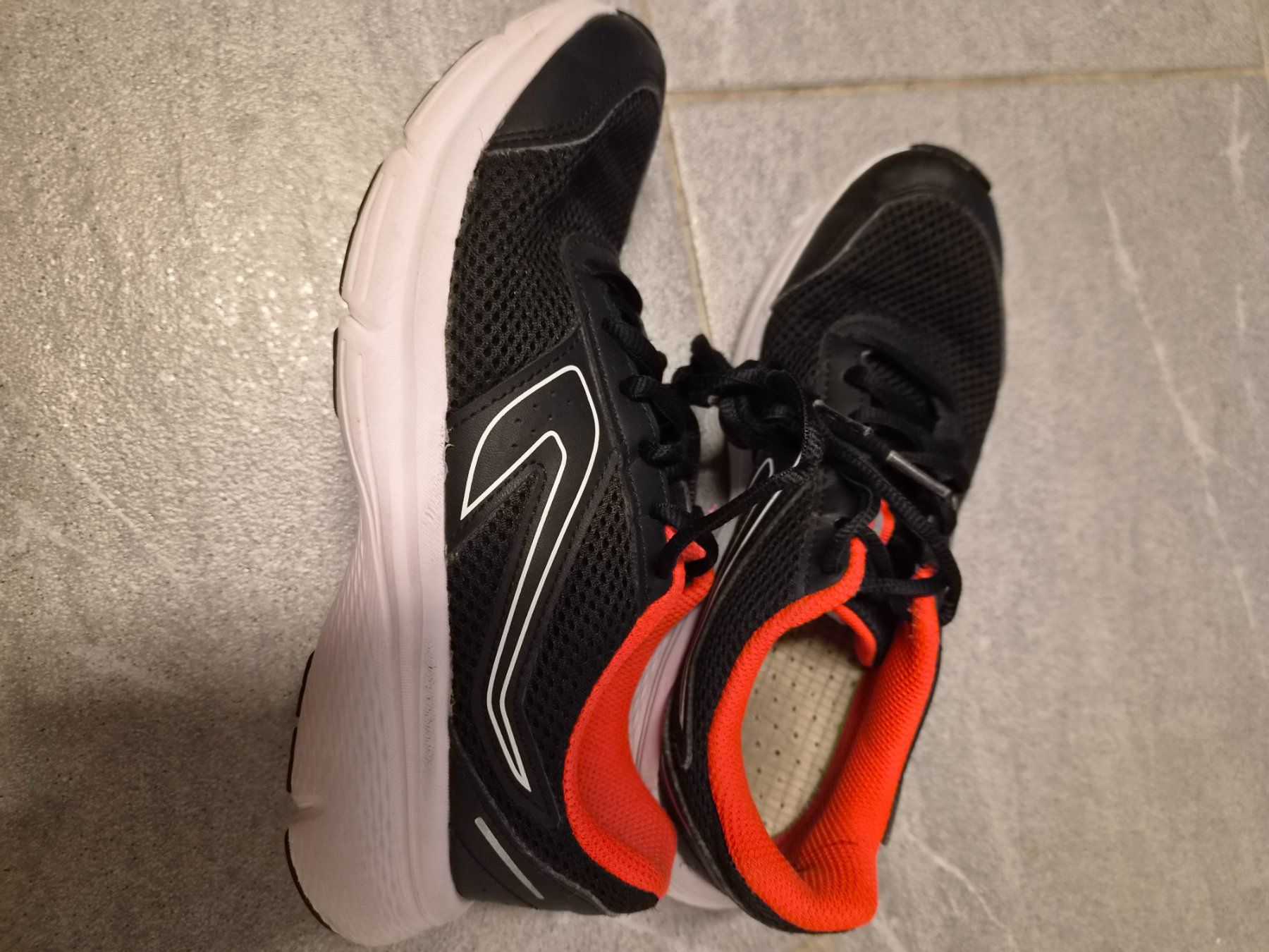 Schuhe für Mädchen: 2 × Hallen- oder Turnschuhe Gr.36 – Gebraucht aus Konolfingen von torina85 1