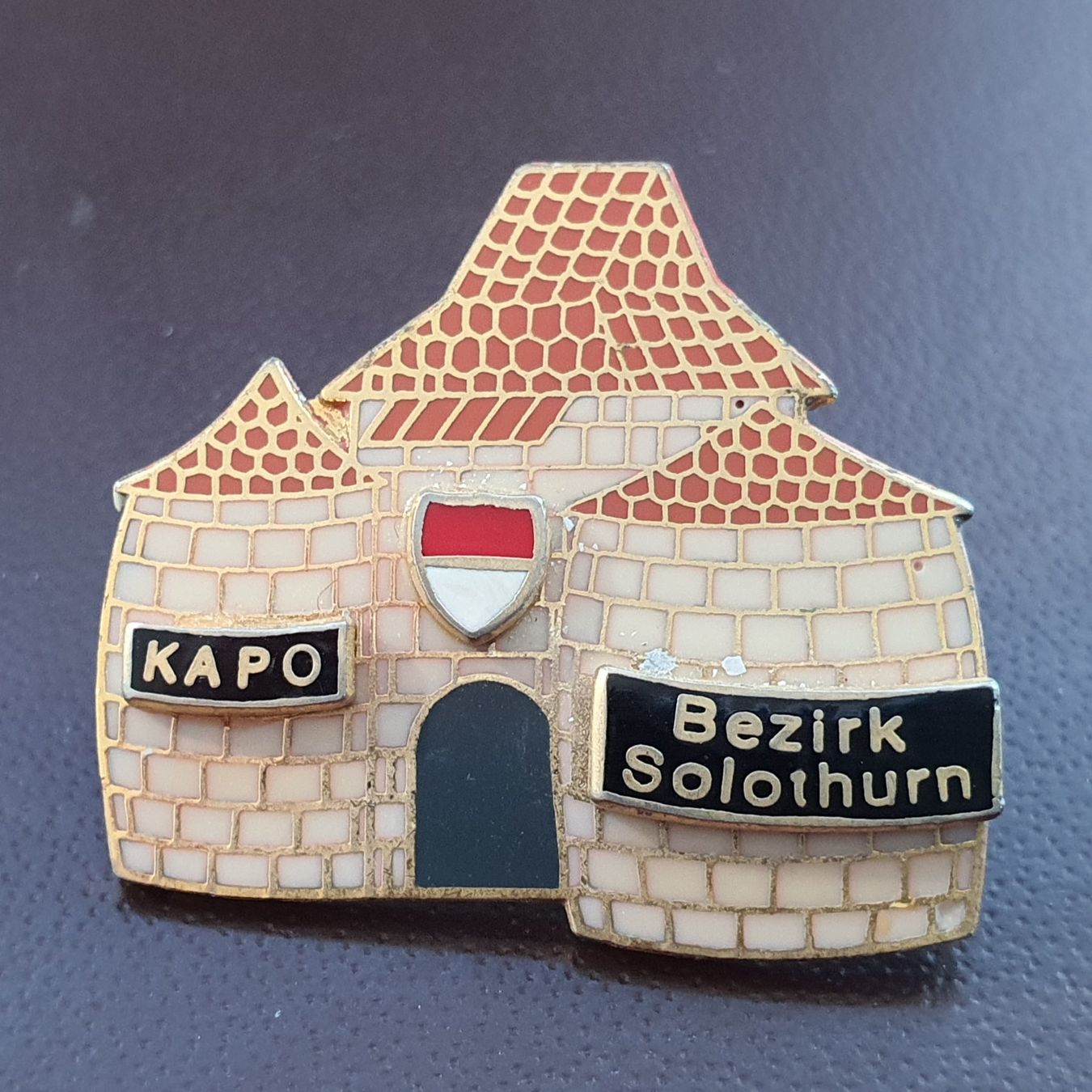 Plaketten & Abzeichen: U869B - Pin KAPO Bezirk Solothurn Kantonspolizei / Baseltor – Gebraucht aus Reinach BL von Boston-Verkauf