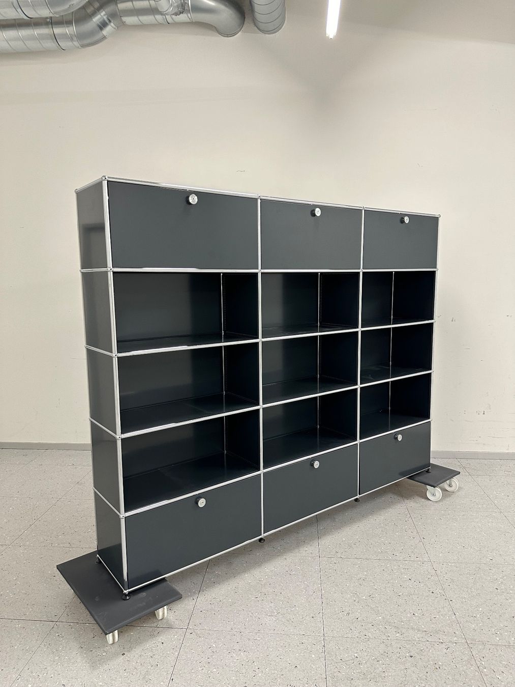 USM Scaffali: USM Highboard 3x5 Anthrazitgrau, Top Zustand – Usato da Grenchen venduto da Design-Outlet 3