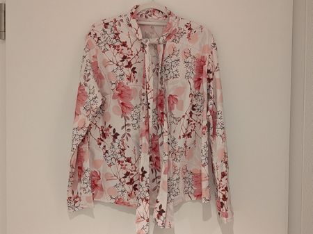 Damen Bluse mit schönem Blumenmuster, Gr. L