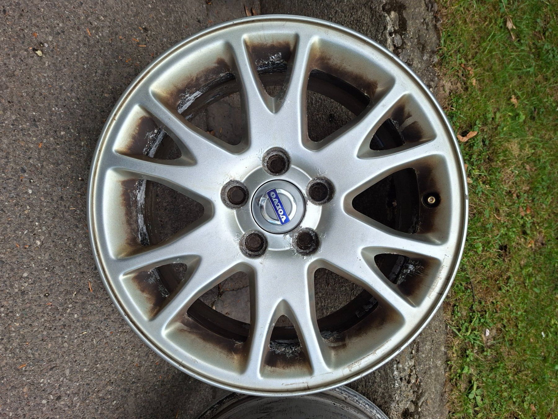 Volvo Cerchioni: 4×Original Volvo 16" Alufelgen – Usato da Zürich venduto da Cusin0 2