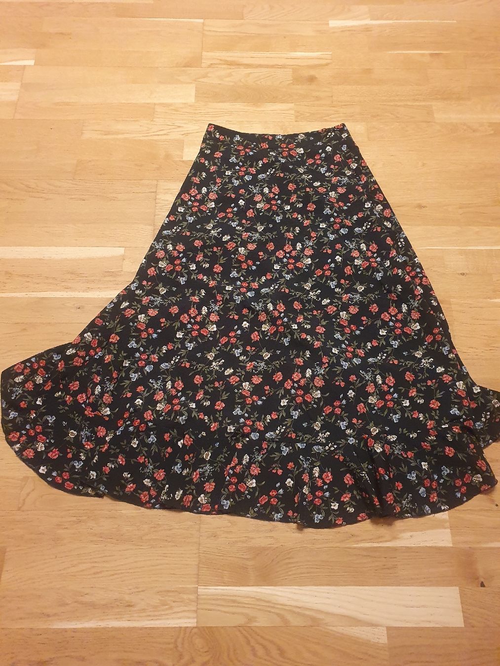 Gonne: Damen Rock schwarz mit Blumenmuster – Usato da Moosseedorf venduto da Sonnenschein.. 6