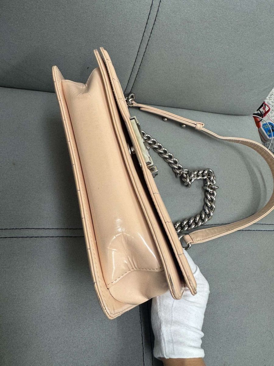 Chanel Borse da donna: Chanel Boy Medium Tasche Beige Patentleder  – Usato da Heimberg venduto da Veven 2