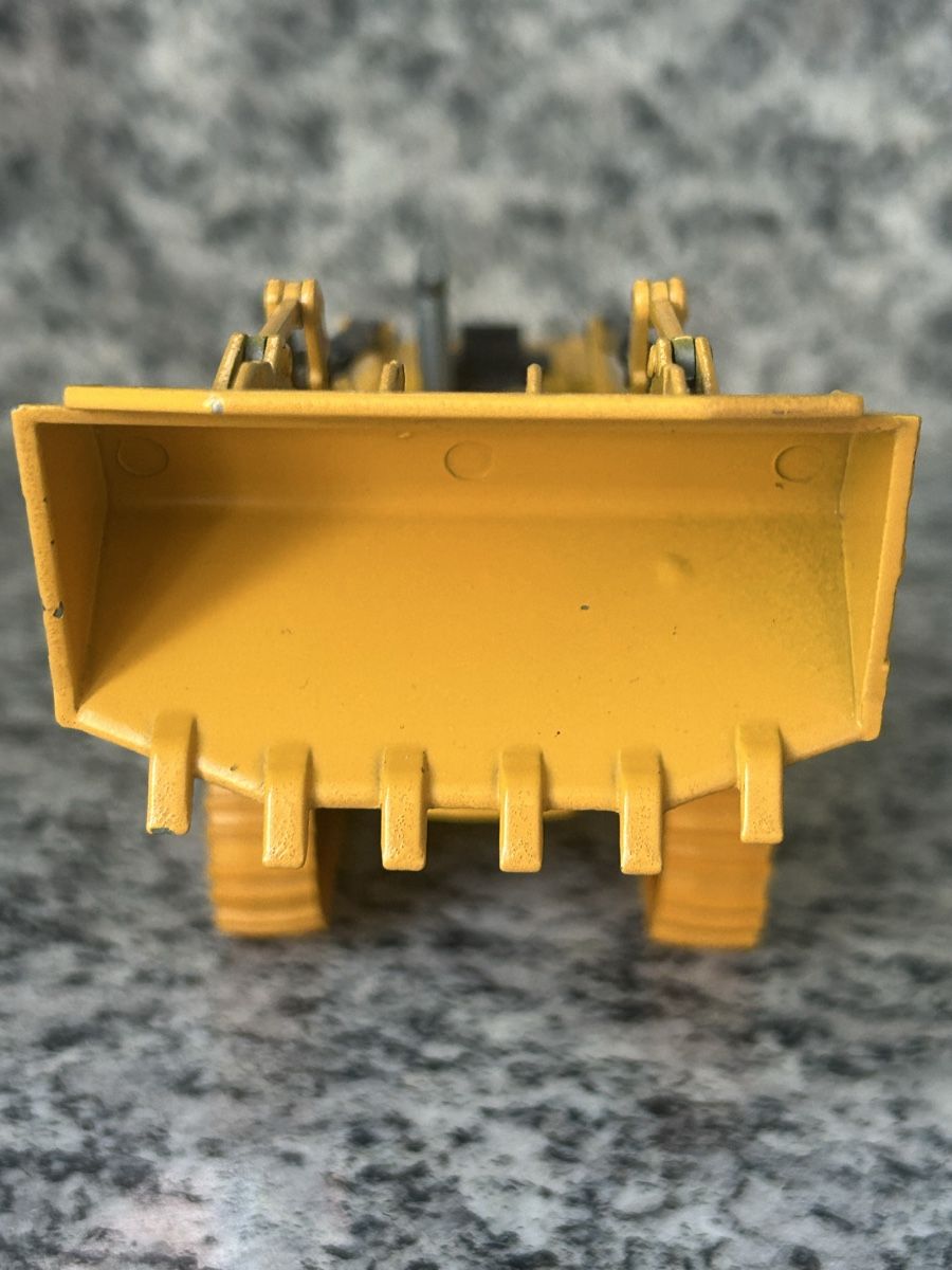Caterpillar Kit di modellismo & Modellini statici: Caterpillar 983, 1:50 , NZG – Usato da Horw venduto da Tigercat635 3