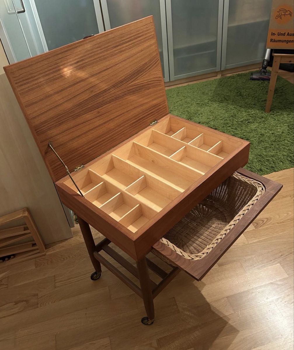 Tables: Alter Beistelltisch Holz auf Rollen – D'occasion à Allschwil par AnnixAnnox 1