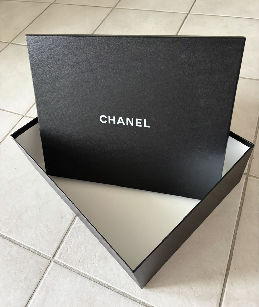 Chanel Taschen: Grosse Chanel Box fur Tasche – Gebraucht aus Etoy von Diadefin 1