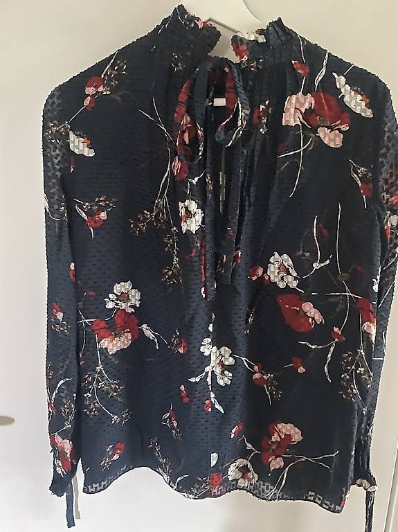 Camicette: Dunkelblaue Blumenbluse mit  Schleifendetail in Größe S  – Usato da Zürich venduto da Ineselisabeth