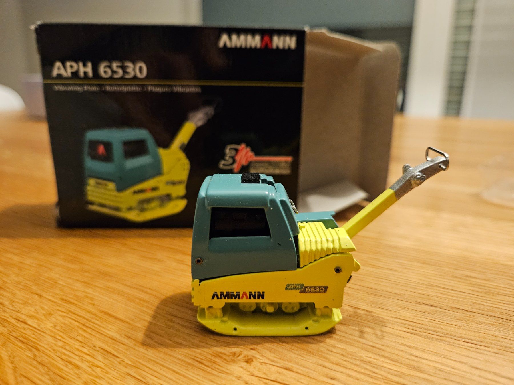 Modellbausätze & Standmodelle: Vibrating Plate - Rüttelplatte Ammann, Modell 1:25 – Neu und originalverpackt aus Rheineck von Freibach9424