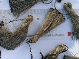 10 kleine goldfarbene, textile Quasten Lurex