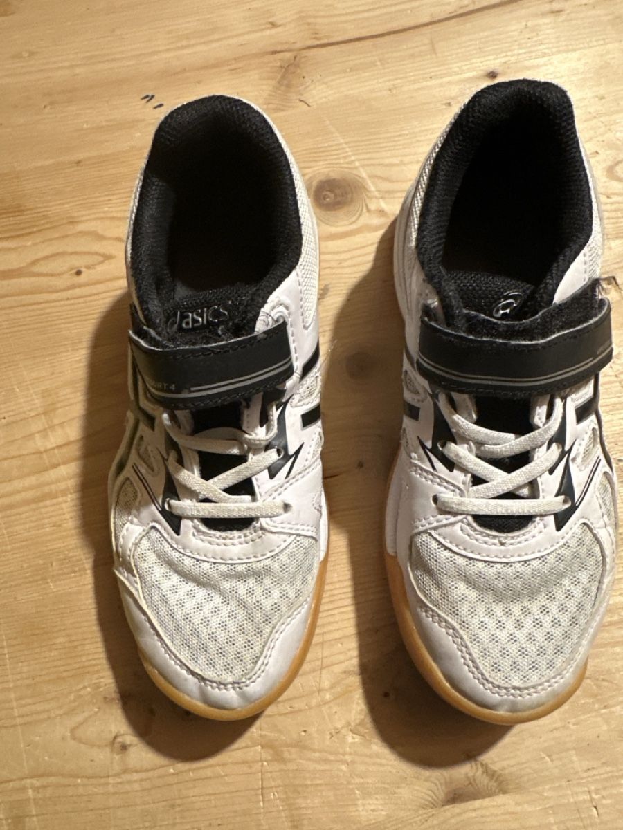 Asics Schuhe für Jungen: Hallenschuhe Asics – Gebraucht aus Zuerich von Christina.h