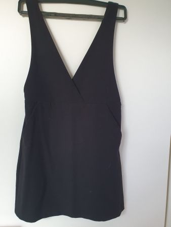 Schwarzes Kleid mit Trägern
