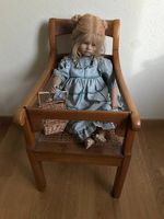 Puppenstuhl mit Puppe