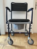 Rollstuhl mit Nachttopffunktion