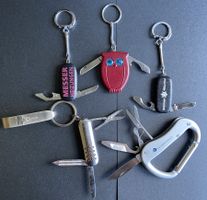 5  verschiedene Schlüsselanhänger mit Messer
