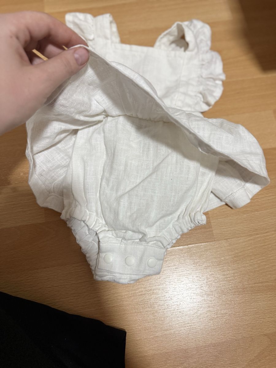 Tute: White Linen Baby Romper – Nuovo (secondo la descrizione) da Ueberstorf venduto da man_p2fy 1
