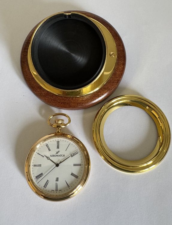 Aerowatch Orologi: Elegante Aerowatch Taschenuhr vergoldet mit Mahagoni Sockel – Nuovo e nell'imballaggio originale da Hombrechtikon venduto da Oldclock 3