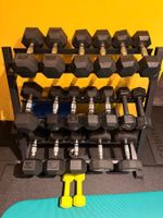 Rack mit Kurzhantelm