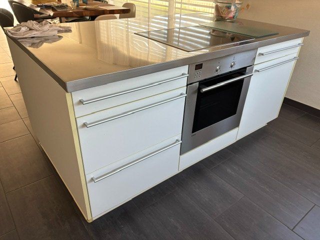 Komplettküchen: Küche weiss mit Chromstahlabdeckung gebraucht – Gebraucht aus Balgach von weltreise2 1