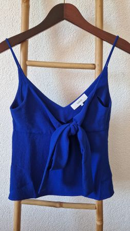 Top bleu noeud dos