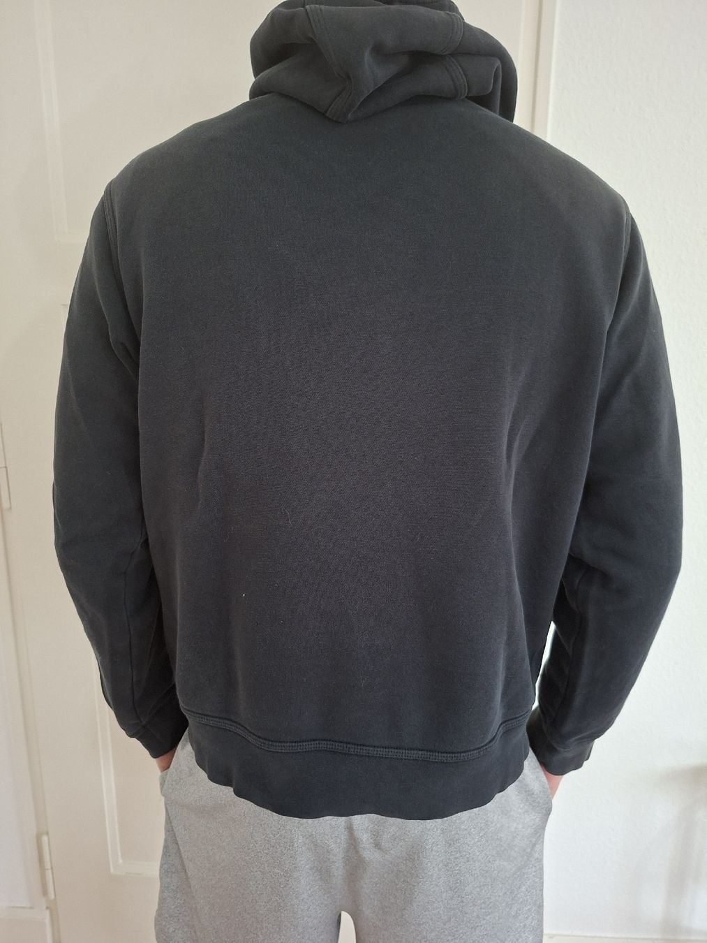 Nike Pullover & Sweatshirts: Pull Nike noir à capuche, – Gebraucht aus Renens VD von ser_j2fn 1
