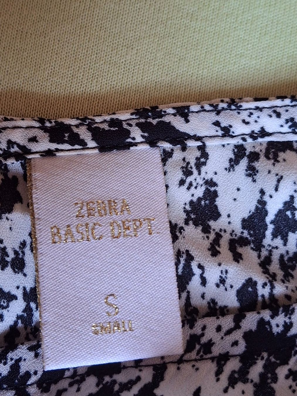 Zebra Tops: Haut fluide petit col en V taille S marque Zebra – Gebraucht aus Villiers von san_jn5w 2